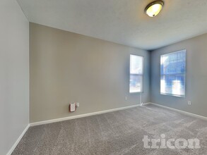 2004 Shadow Creek Blvd in Columbus, IN - Foto de edificio - Building Photo