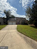 10 Candlelight Ct in Potomac, MD - Building Photo