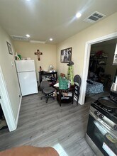 7446 Tampa Ave, Unit 7448 in Reseda, CA - Foto de edificio - Building Photo