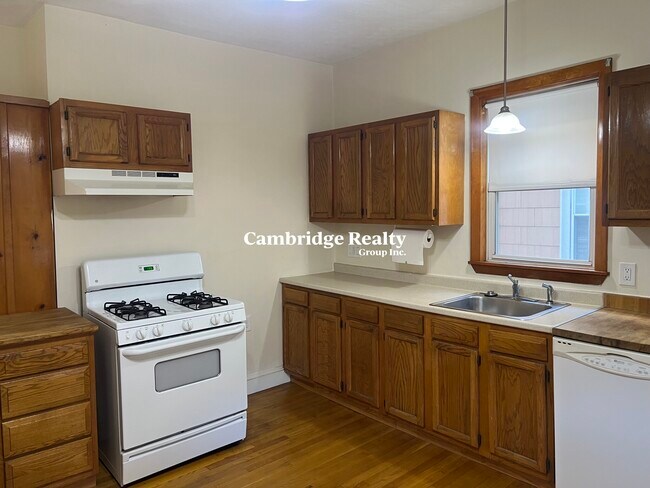 16 Clarendon St, Unit 14 in Watertown, MA - Foto de edificio - Building Photo