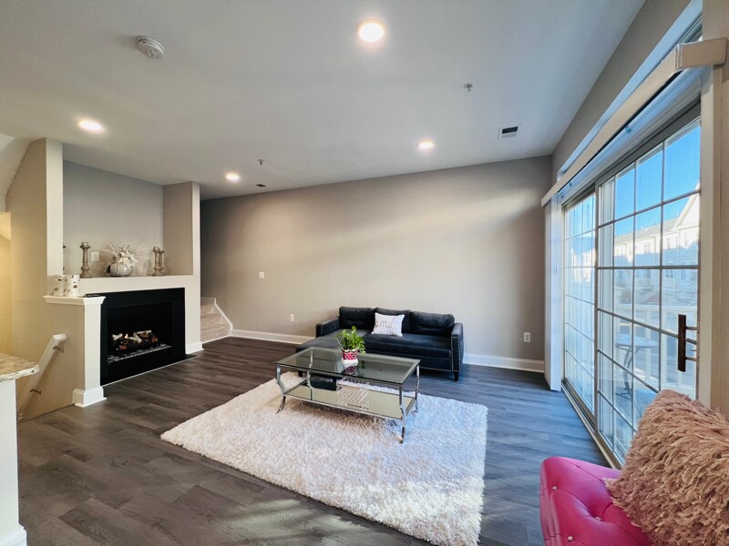 46375 Pryor Square in Cascades, VA - Building Photo