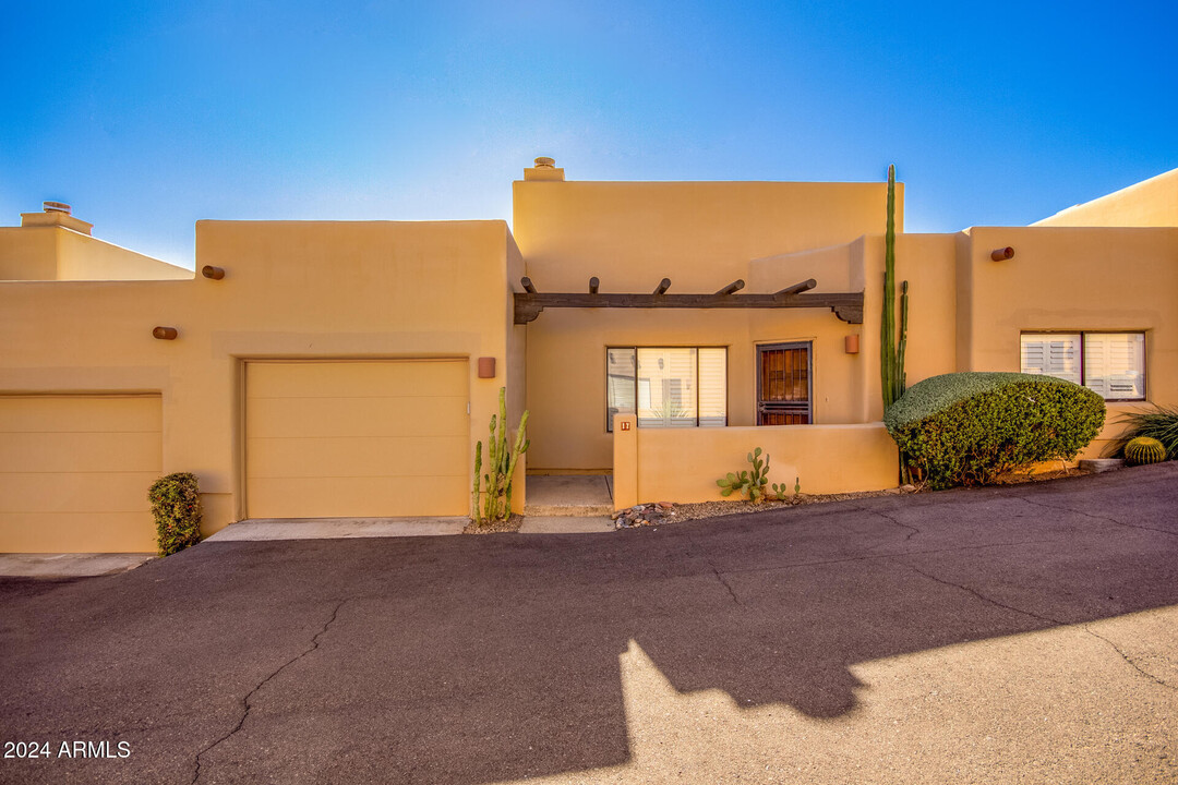 37222 N Tom Darlington Dr in Carefree, AZ - Building Photo