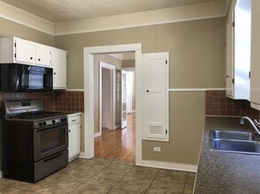 1075 W Coll St in New Braunfels, TX - Building Photo - Building Photo