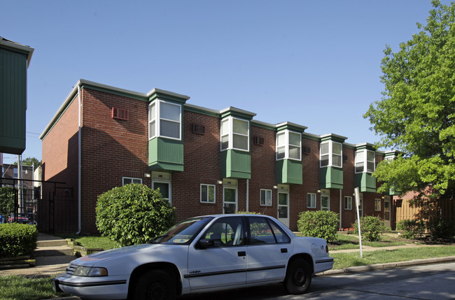 University Terraces in University City, MO - Foto de edificio - Building Photo