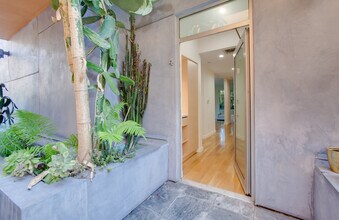 900 N West Knoll Dr in West Hollywood, CA - Building Photo - Building Photo