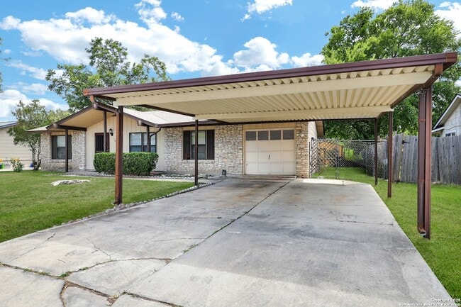 166 Meadow Trail Dr in San Antonio, TX - Building Photo - Building Photo