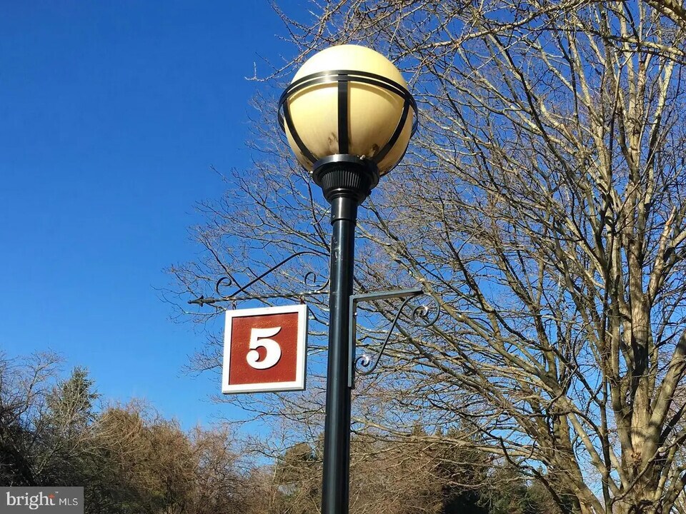 5 Stonehenge Cir, Unit #9 in Pikesville, MD - Foto de edificio