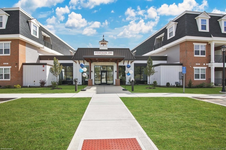 280 Salmon Brook St, Unit 5205 in Granby, CT - Building Photo