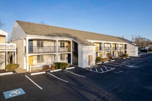 Flats on 473 Main Street in Hyannis, MA - Building Photo