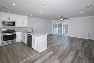 23 Overlook Dr in Farmingville, NY - Building Photo - Building Photo