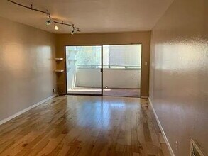 325 Kitty Hawk Rd in Alameda, CA - Building Photo - Building Photo