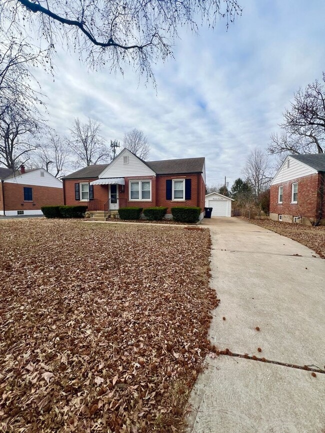 1465 W Duchesne Dr in Florissant, MO - Foto de edificio - Building Photo