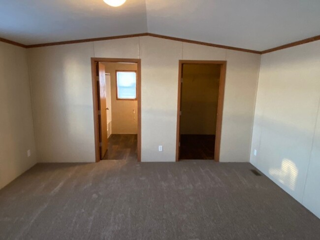 871 Cal Dr in Dickinson, ND - Building Photo - Building Photo