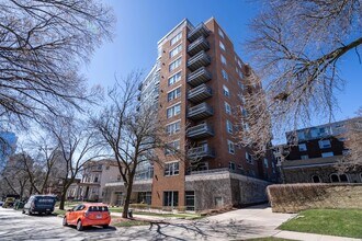 1111 N Marshall St in Milwaukee, WI - Foto de edificio - Building Photo