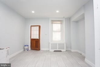 27 Osborn St, Unit Rear in Philadelphia, PA - Building Photo - Building Photo