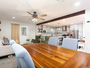219 Royal Dr in Converse, TX - Foto de edificio - Building Photo