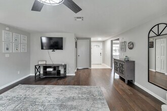 12447 Mondragon Dr in Tampa, FL - Building Photo - Building Photo