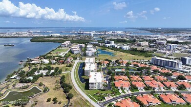 732 Bayside Dr in Cape Canaveral, FL - Foto de edificio - Building Photo