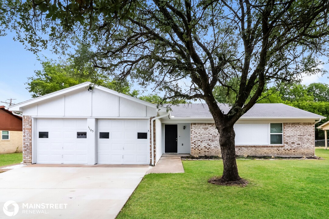 1105 Trammell Dr in Benbrook, TX - Foto de edificio