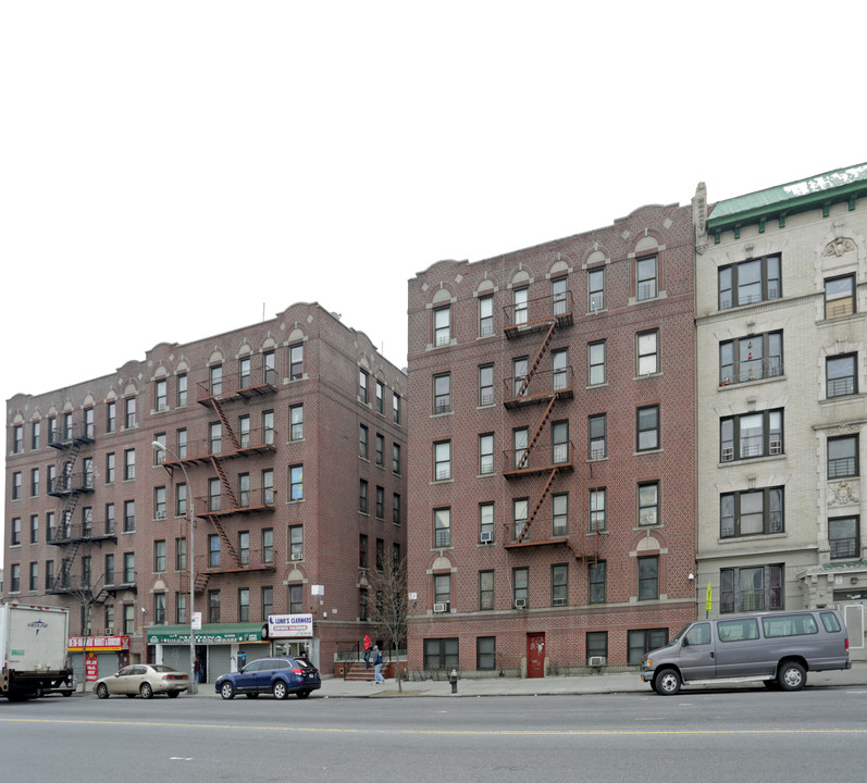 239 E Kingsbridge Rd in Bronx, NY - Building Photo