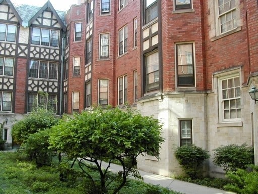 property at 1643 W Touhy Ave