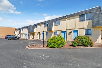 Villa Chateau Apartments in Corvallis, OR - Building Photo - Building Photo