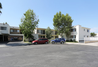 Villa Etiwanda Apartments in Reseda, CA - Building Photo - Building Photo