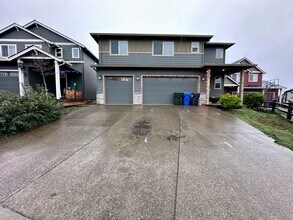 165 Northeast Overlook CourtNortheast Overlook Cou in Estacada, OR - Building Photo - Building Photo
