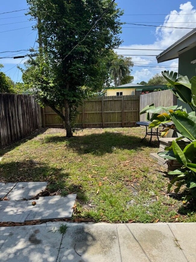 1050 SW 30th St in Fort Lauderdale, FL - Building Photo - Building Photo