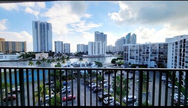 800 Parkview Dr, Unit oceanview in Hallandale Beach, FL - Building Photo - Building Photo