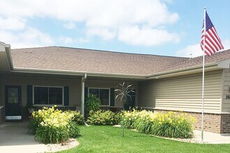 ELM GROVE ESTATES in Beloit, WI - Foto de edificio - Building Photo