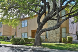 University Cove Apartments in San Antonio, TX - Foto de edificio - Building Photo