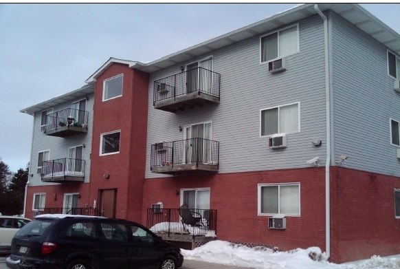 Nature Creek in Waukegan, IL - Building Photo