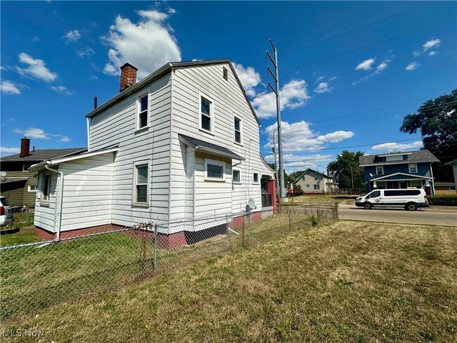 323 Belden Ave NE in Canton, OH - Building Photo - Building Photo