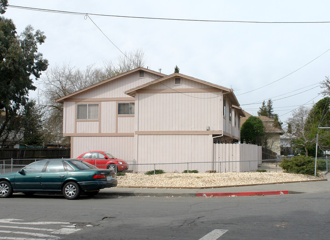 827-831 West Ave in Santa Rosa, CA - Foto de edificio - Building Photo