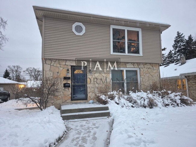 1123 W Kendall Ave in Glendale, WI - Building Photo - Building Photo