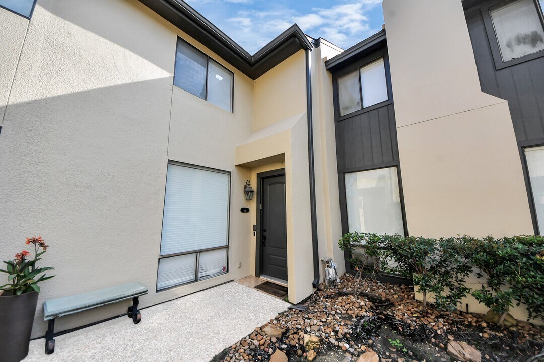 1112 Bering Dr in Houston, TX - Building Photo