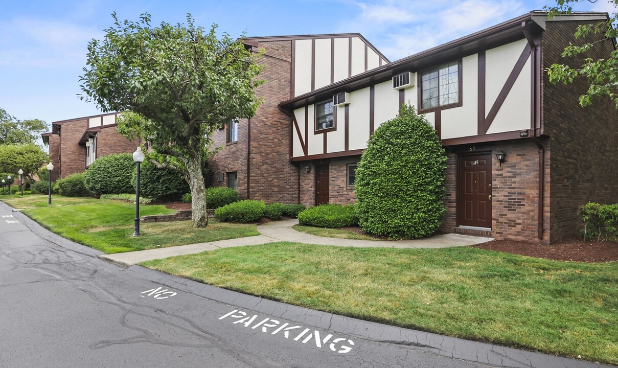 Tudor Glen Village in Woburn, MA - Foto de edificio