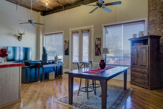 215 E Ferguson St in Tyler, TX - Building Photo - Interior Photo