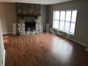 1006 Hicksmil Ct SW in Marietta, GA - Foto de edificio - Building Photo