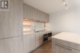 28 Ann St in Mississauga, ON - Building Photo
