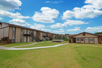 Haydens Landing in Moore, OK - Foto de edificio - Building Photo