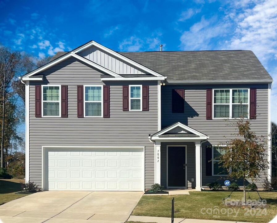 7882 Shallowbrook Dr in Sherrills Ford, NC - Building Photo