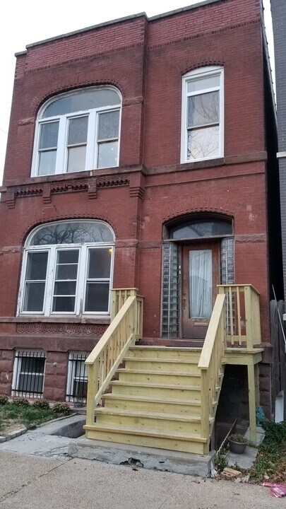 2046 W Thomas St in Chicago, IL - Building Photo