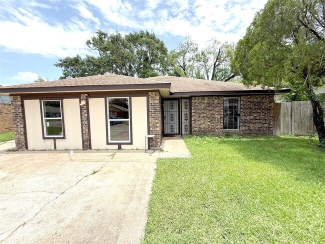 7130 Kings Dr in Baytown, TX - Building Photo - Building Photo