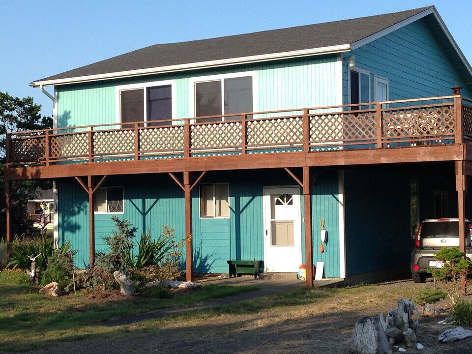 32914 G St in Ocean Park, WA - Building Photo