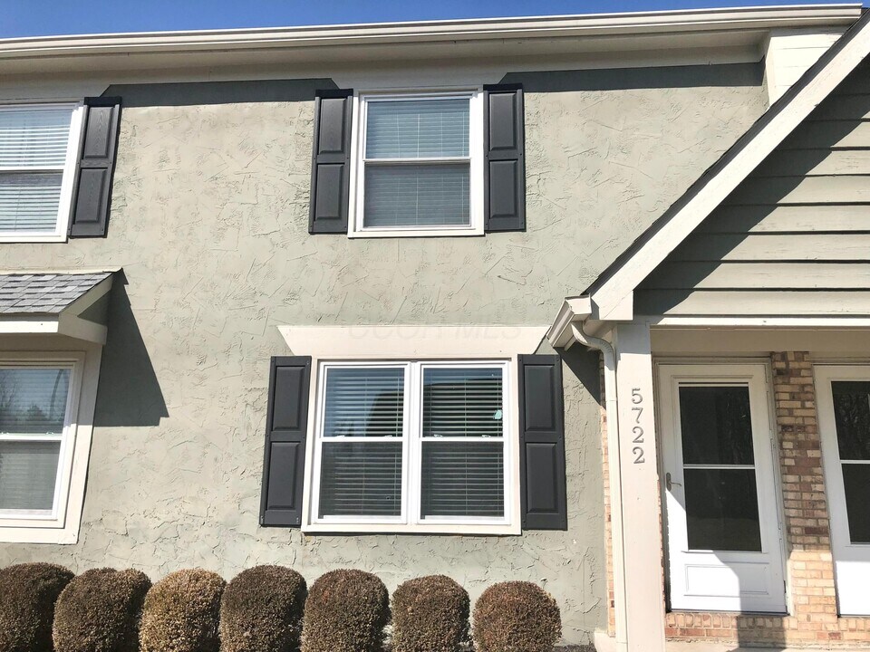 5722 Crossing Ct in Columbus, OH - Building Photo