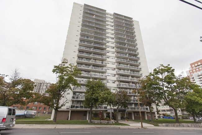 890 Mount Pleasant Apartments in Toronto, ON - Building Photo - Building Photo