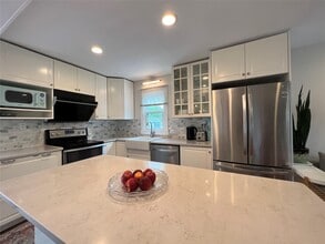 44 Fieldstone Dr in Syosset, NY - Building Photo - Building Photo