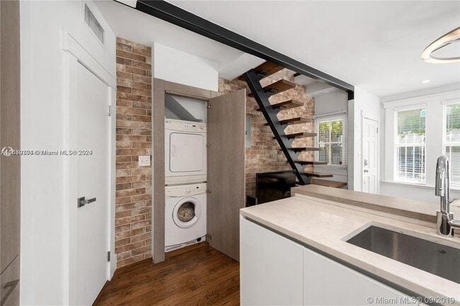 739 2nd St in Miami Beach, FL - Building Photo - Building Photo